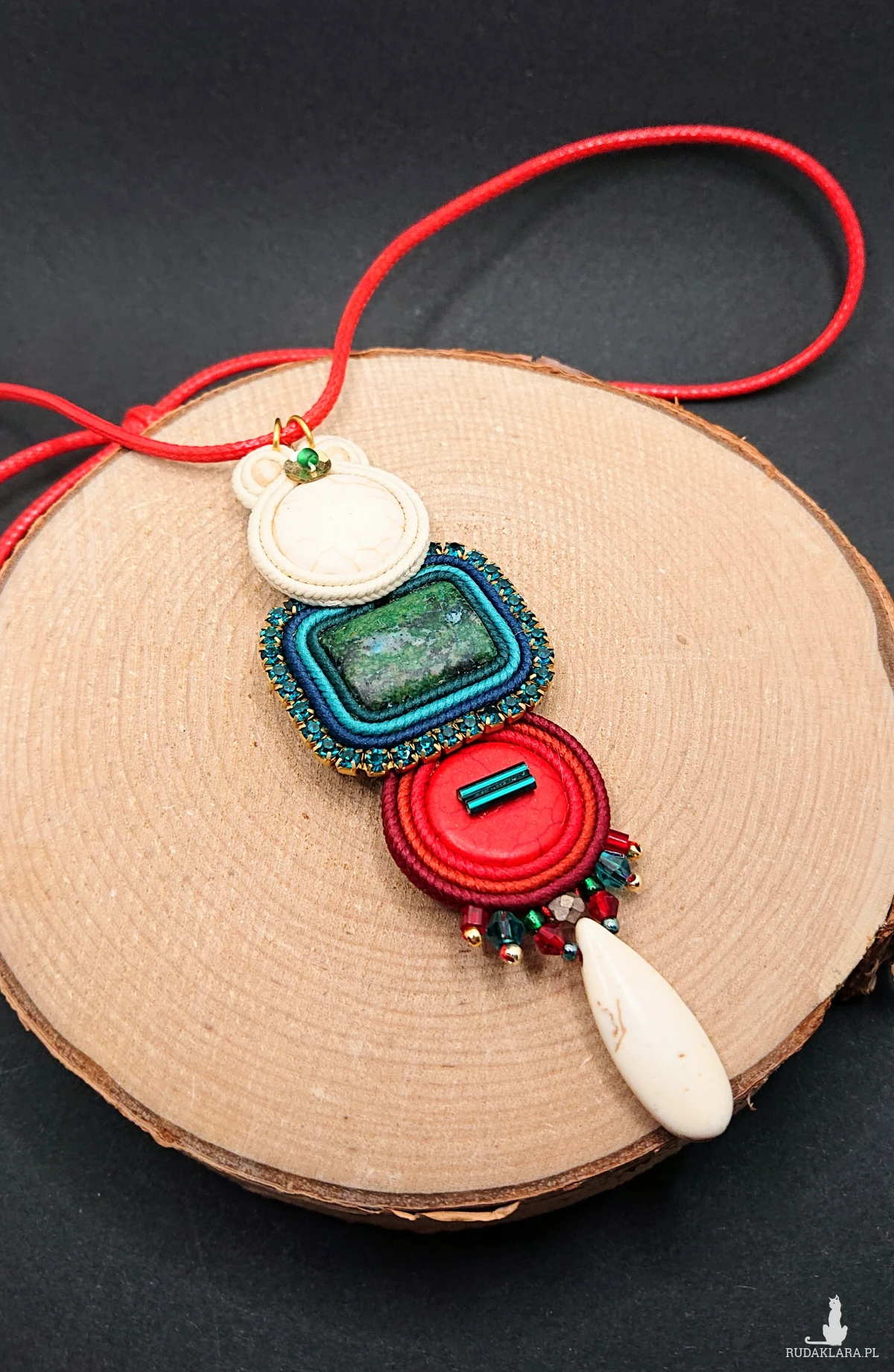 Wisior sutasz z kamieniami